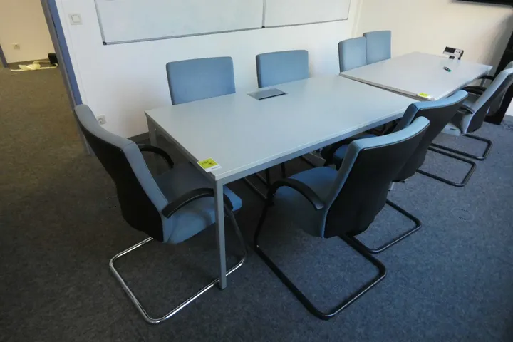 Tisch mit 5x Besucherstuhl